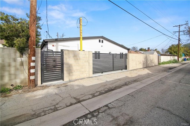 Detail Gallery Image 25 of 36 For 7842 Lasaine Ave, Northridge,  CA 91325 - 7 Beds | 5/1 Baths