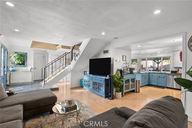 Detail Gallery Image 9 of 33 For 27466 Annette Jo, Saugus,  CA 91350 - 3 Beds | 3 Baths