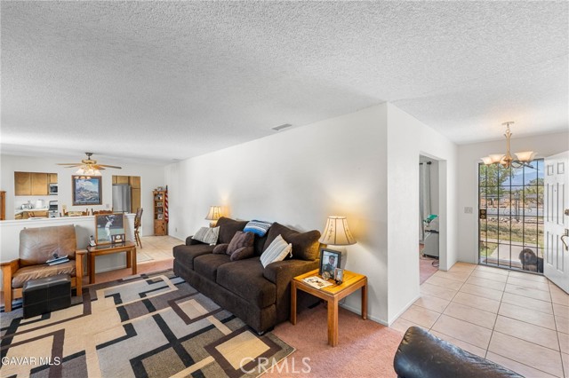 Detail Gallery Image 8 of 32 For 16435 Stagecoach Ave, Palmdale,  CA 93591 - 3 Beds | 2 Baths