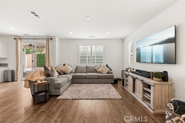 Detail Gallery Image 5 of 37 For 7056 Stratus, Corona,  CA 92880 - 4 Beds | 3 Baths