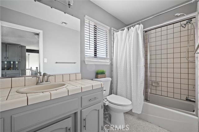 7209 Copper Creek Way, Bakersfield CA: https://media.crmls.org/medias/7f8d9713-69f1-4e3e-9c16-3f9a8b04329b.jpg