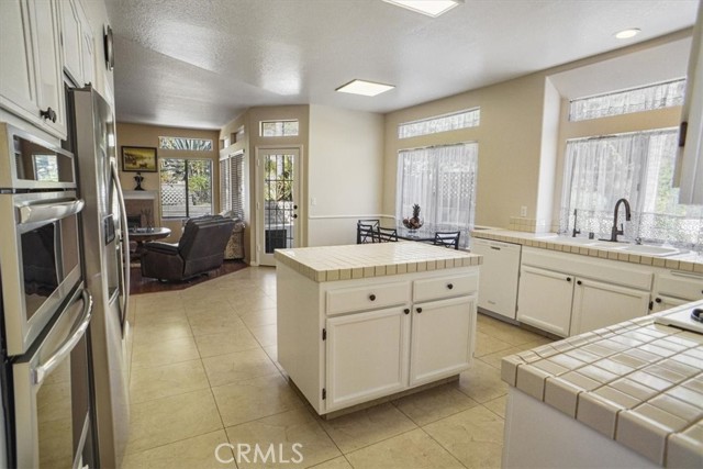 Detail Gallery Image 10 of 34 For 29304 Begonias Ln, Canyon Country,  CA 91387 - 4 Beds | 3 Baths