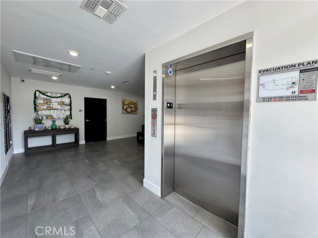 Detail Gallery Image 2 of 34 For 4383 N Sepulveda Blvd, Sherman Oaks,  CA 91403 - 2 Beds | 2 Baths