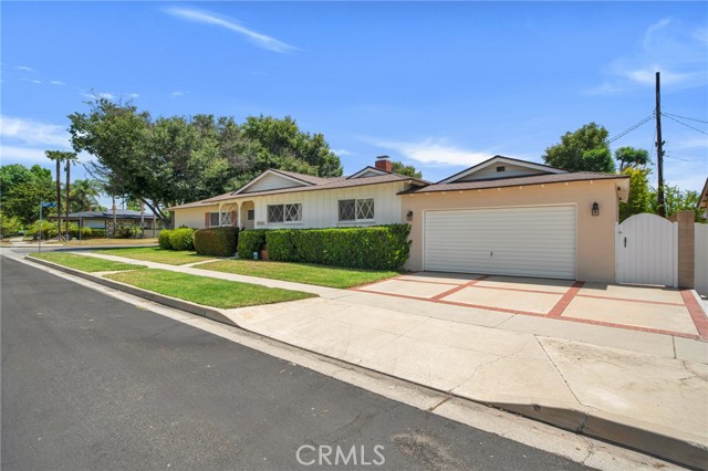 Detail Gallery Image 3 of 46 For 18944 Prairie St, Northridge,  CA 91324 - 4 Beds | 2 Baths