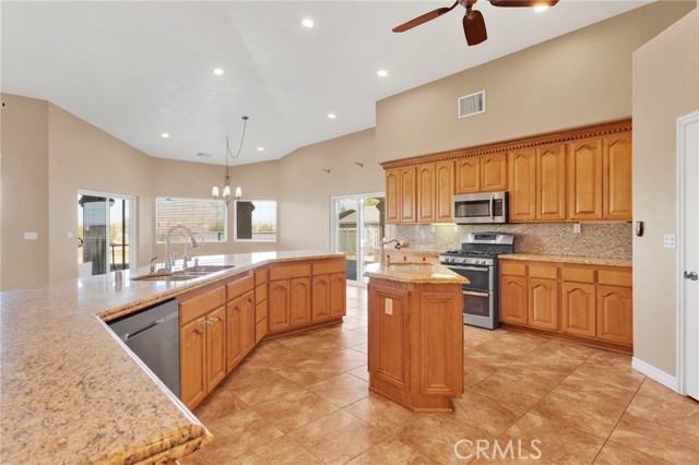 Detail Gallery Image 13 of 65 For 17412 Danbury Ave, Hesperia,  CA 92345 - 6 Beds | 3 Baths