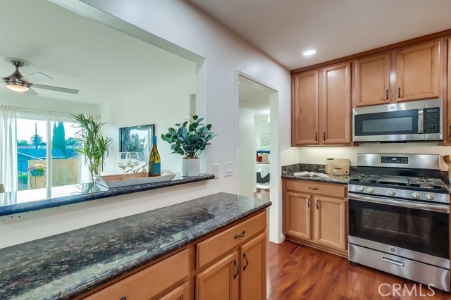 Detail Gallery Image 10 of 35 For 1140 Pacific Ave #30,  Long Beach,  CA 90813 - 2 Beds | 2 Baths