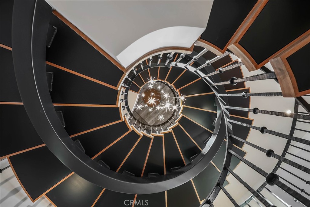 https://media.crmls.org/medias/7f92a5e8-ec21-4015-b71c-17907d3abc28.jpg?preset=X-Large