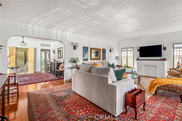 Detail Gallery Image 1 of 41 For 8246 4th St, Los Angeles,  CA 90048 - 2 Beds | 2 Baths