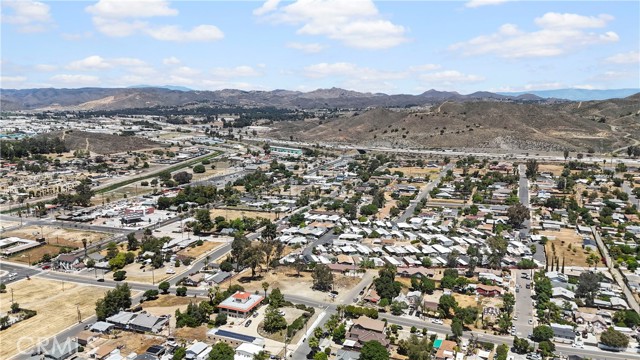 300 Ellis Street, Lake Elsinore CA: https://media.crmls.org/medias/7f96144b-0000-4e94-b9e1-ac6a73b52916.jpg