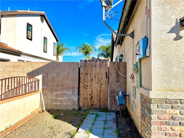 Detail Gallery Image 4 of 16 For 1110 Broadway Ln, Hemet,  CA 92545 - 3 Beds | 2 Baths