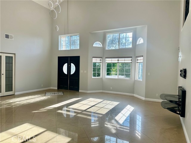 Detail Gallery Image 4 of 56 For 10760 Des Moines Ave, Porter Ranch,  CA 91326 - 3 Beds | 2/1 Baths