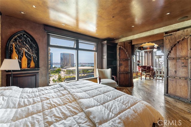 645 FRONT Street, San Diego CA: https://media.crmls.org/medias/7fa24ad6-29a9-45ed-b2ee-a770c3195666.jpg