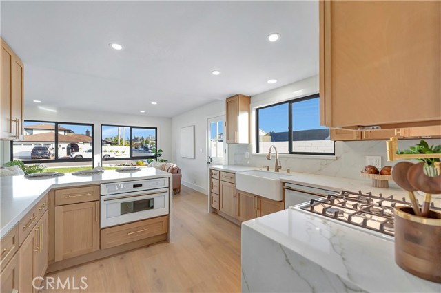 Detail Gallery Image 10 of 49 For 21211 Binghampton Cir, Huntington Beach,  CA 92646 - 4 Beds | 3 Baths