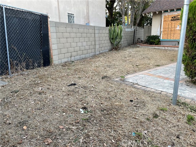 Image 3 for 5325 Meadow Wood Ave, Lakewood, CA 90712