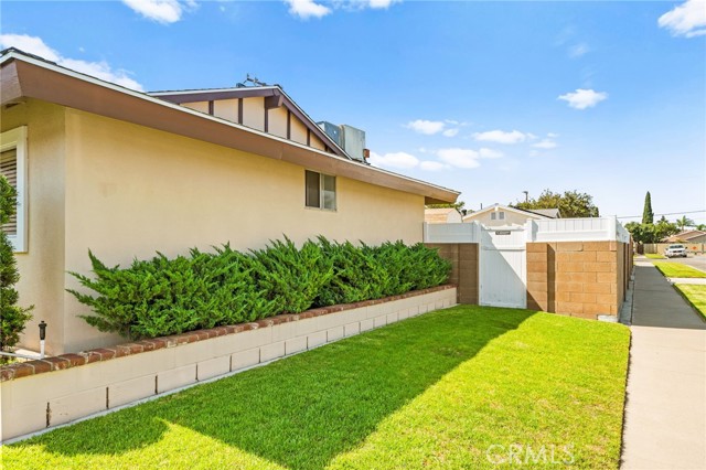 6051 Santa Barbara Avenue, Garden Grove CA: https://media.crmls.org/medias/7fac2ba4-0b76-4ee9-b2b5-375238890015.jpg