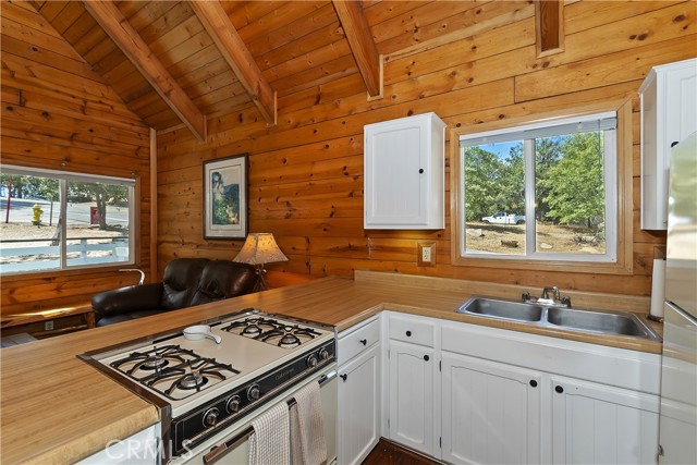 Detail Gallery Image 16 of 49 For 27026 Overlook Ln, Lake Arrowhead,  CA 92352 - 2 Beds | 1/1 Baths