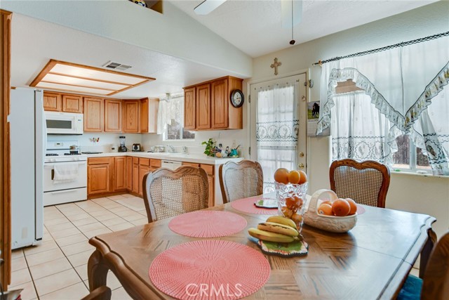 Detail Gallery Image 12 of 36 For 21919 Standing Rock Ave, Apple Valley,  CA 92307 - 4 Beds | 2 Baths