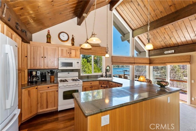 Detail Gallery Image 10 of 52 For 27513 W Shore Rd, Lake Arrowhead,  CA 92352 - 6 Beds | 4/1 Baths