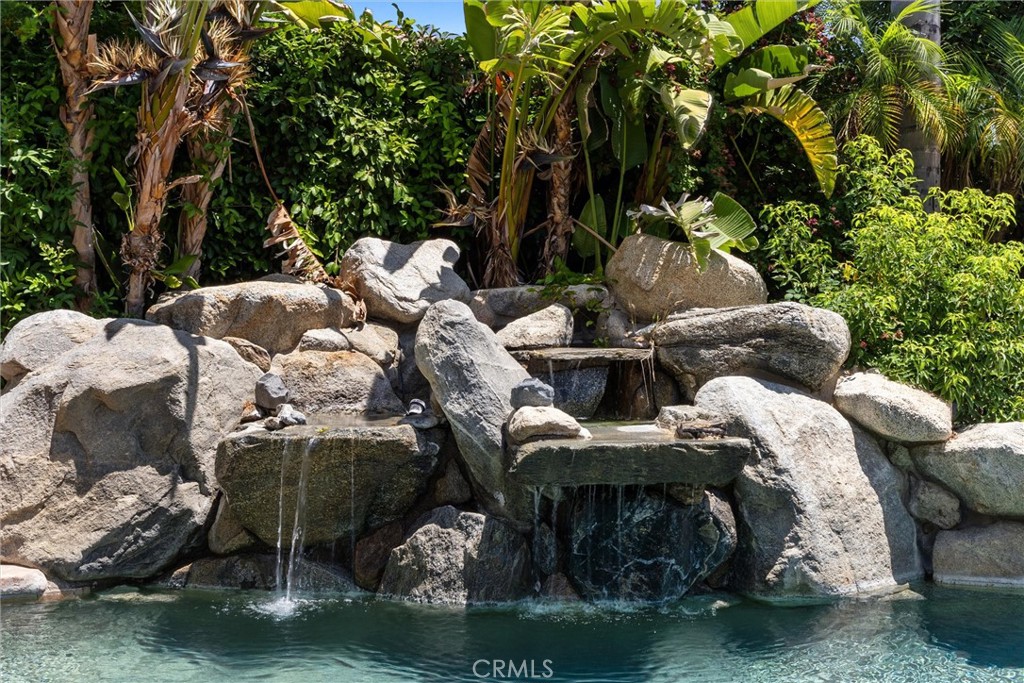 https://media.crmls.org/medias/7fafe4e8-305e-4403-81aa-777cb23f08d4.jpg?preset=X-Large
