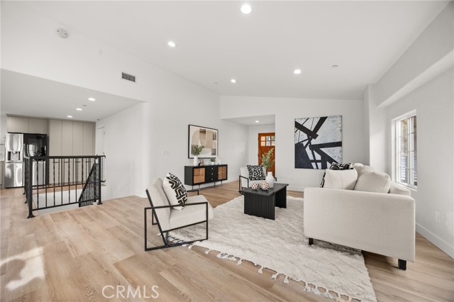 Detail Gallery Image 5 of 32 For 2391 Yorkshire Dr, Los Angeles,  CA 90065 - 3 Beds | 2/1 Baths