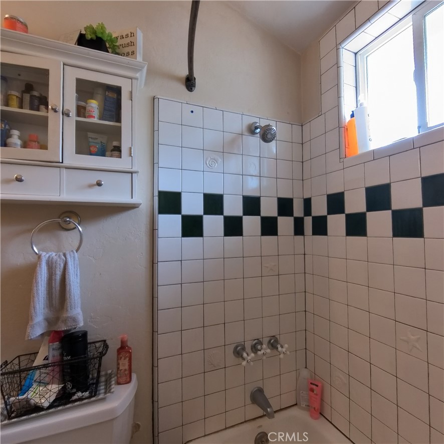 https://media.crmls.org/medias/7fb3c7a1-25d3-4739-ac5f-a46898d2e86c.jpg?preset=X-Large
