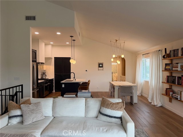 Detail Gallery Image 8 of 38 For 1401 12th #B,  Manhattan Beach,  CA 90266 - 3 Beds | 2 Baths