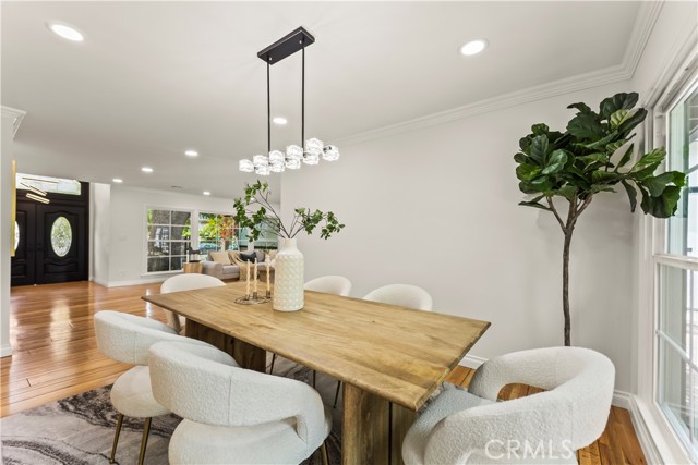 Detail Gallery Image 11 of 43 For 4428 Saugus Ave, Sherman Oaks,  CA 91403 - 4 Beds | 4 Baths