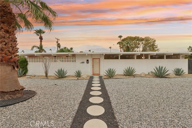 Detail Gallery Image 1 of 34 For 633 South Canon Drive, Palm Springs,  CA 92264 - 4 Beds | 3 Baths