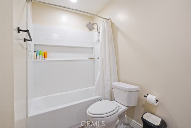 Detail Gallery Image 23 of 47 For 8111 Canby Ave #1,  Reseda,  CA 91335 - 4 Beds | 2/1 Baths