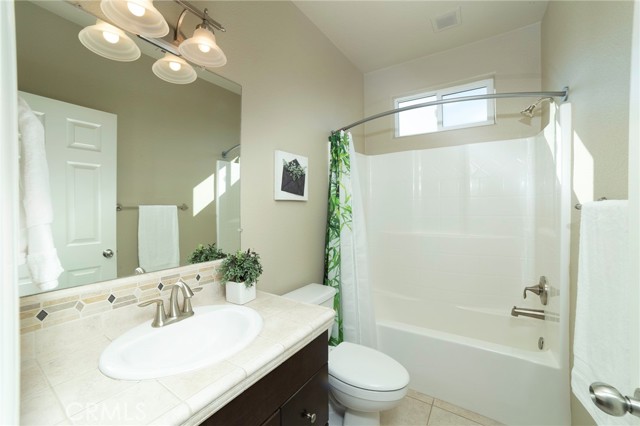 Detail Gallery Image 5 of 47 For 3350 Buckingham, Clovis,  CA 93619 - 4 Beds | 2/1 Baths