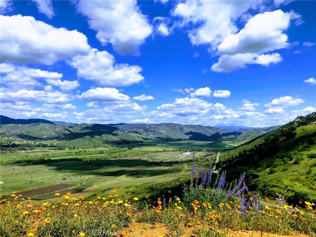 https://media.crmls.org/medias/7fba3a23-3d11-45ad-8901-41b93679f08a.jpg?preset=X-Large