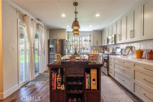 Detail Gallery Image 4 of 19 For 27295 via Marcia, Saugus,  CA 91350 - 4 Beds | 2 Baths