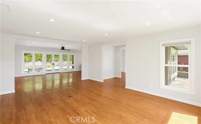 Detail Gallery Image 15 of 43 For 933 W Riviera Dr., Santa Ana,  CA 92705 - 3 Beds | 2/1 Baths