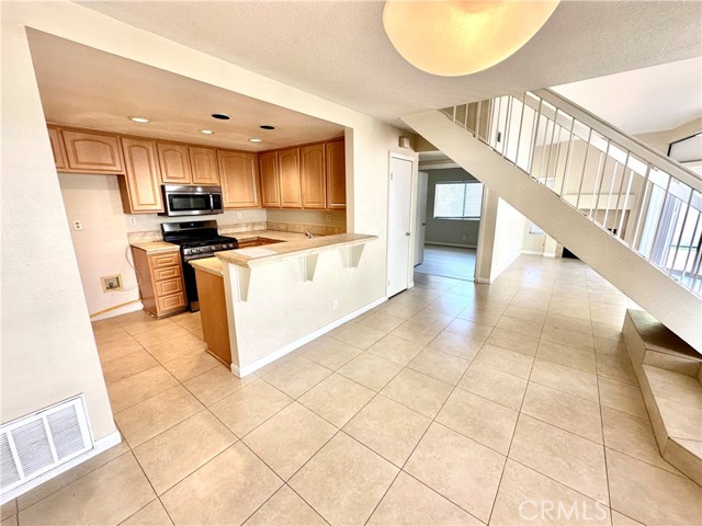 Detail Gallery Image 7 of 21 For 339 Deerfield Ave #20,  Irvine,  CA 92606 - 3 Beds | 2/1 Baths