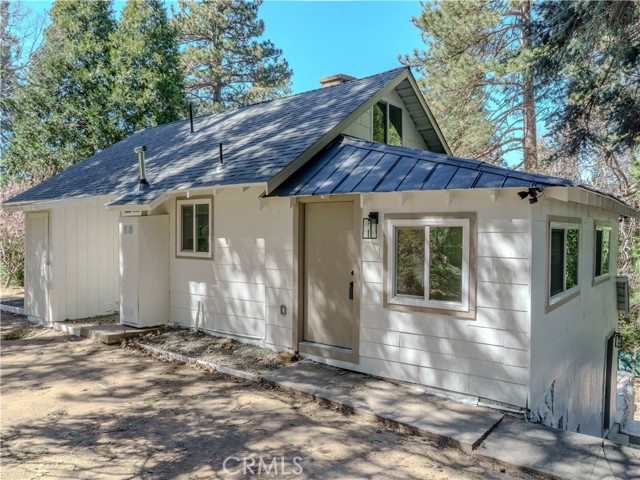 Detail Gallery Image 2 of 27 For 660 Acacia, Crestline,  CA 92325 - 2 Beds | 1 Baths