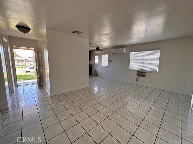 Detail Gallery Image 4 of 22 For 16248 Montgomery Ave, Fontana,  CA 92336 - 3 Beds | 1/1 Baths