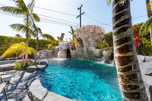 Detail Gallery Image 33 of 36 For 20402 Seven Seas Ln, Huntington Beach,  CA 92646 - 4 Beds | 3/1 Baths