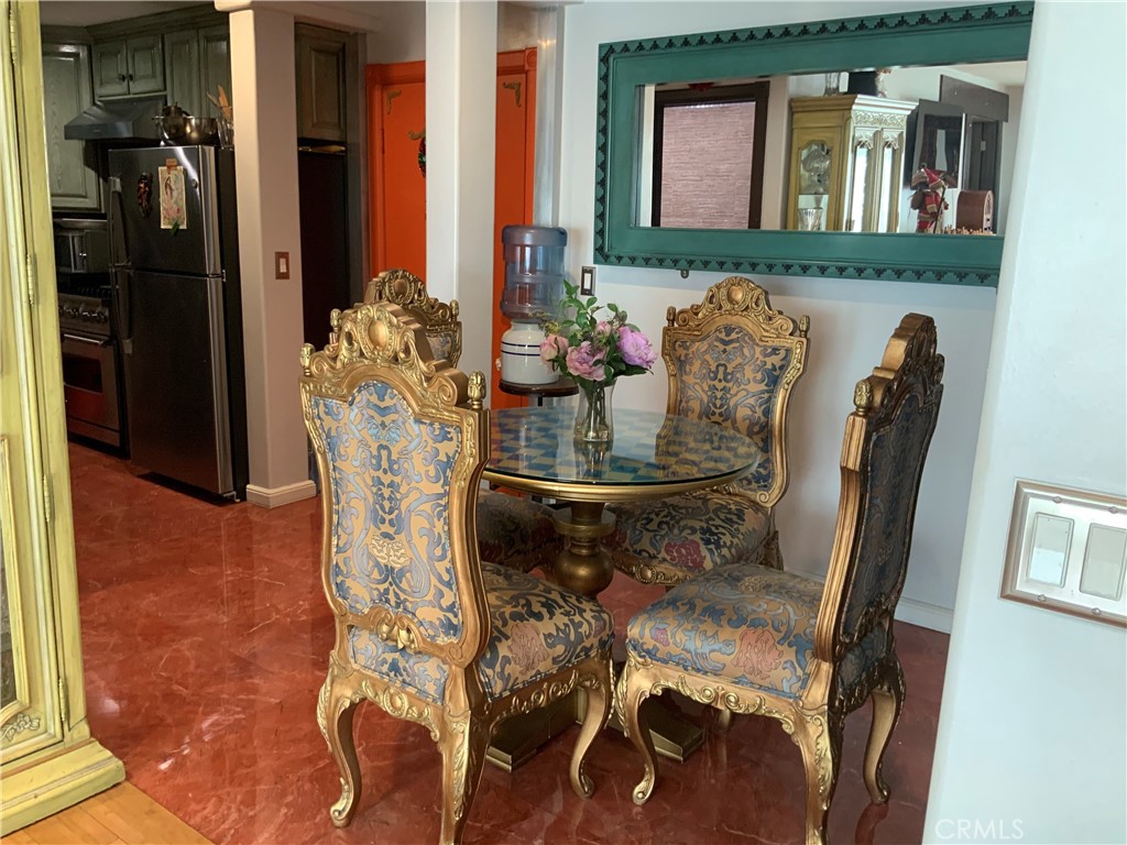 https://media.crmls.org/medias/7fc8c12d-d0d1-4679-a201-6b98c727db85.jpg?preset=X-Large