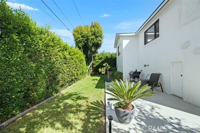 2329 Vineyard Avenue, Los Angeles CA: https://media.crmls.org/medias/7fc97d7f-16c7-45fd-a482-04534bdeef8c.jpg