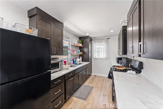 923 W Maple Avenue, Orange CA: https://media.crmls.org/medias/7fd5aa97-7013-4edc-bae9-7011545c9407.jpg