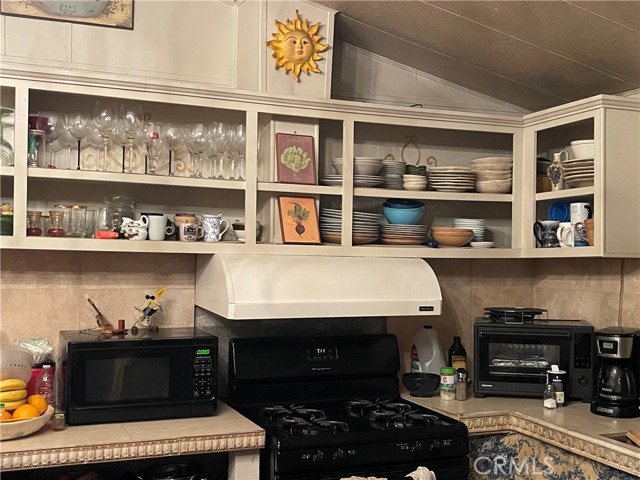 Detail Gallery Image 4 of 7 For 216 Emerald, Santa Ana,  CA 92703 - 5 Beds | 2 Baths