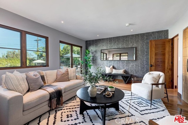 Detail Gallery Image 14 of 29 For 384 N Bonhill Rd, Los Angeles,  CA 90049 - 3 Beds | 3/2 Baths