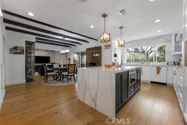 2528 N Orchard Drive, Burbank CA: https://media.crmls.org/medias/7fdd8afd-197d-4034-aead-cf49357b5df0.jpg