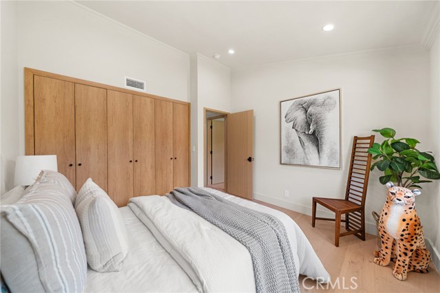 24153 Califa Street, Woodland Hills CA: https://media.crmls.org/medias/7fdec707-91ab-4722-8939-5cac533378c8.jpg