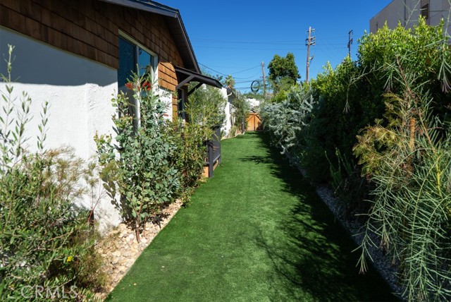 1215 N Avenue 56, Los Angeles CA: https://media.crmls.org/medias/7fe0933d-476b-4b00-97c6-b5fca41ddb45.jpg