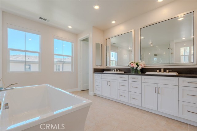 68 Chasma, Irvine CA: https://media.crmls.org/medias/7fe434e0-45fc-4121-afec-7d40f4851ce9.jpg