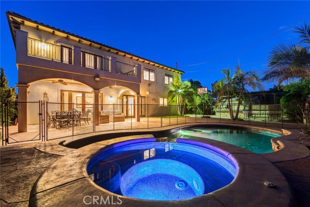 Detail Gallery Image 5 of 52 For 12530 Collins St, Valley Glen,  CA 91607 - 6 Beds | 5/1 Baths