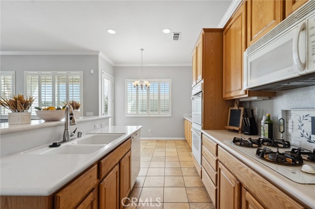 10237 Cotoneaster Street, Apple Valley CA: https://media.crmls.org/medias/7fe747d9-c58e-4492-8930-dc4e3954adbc.jpg