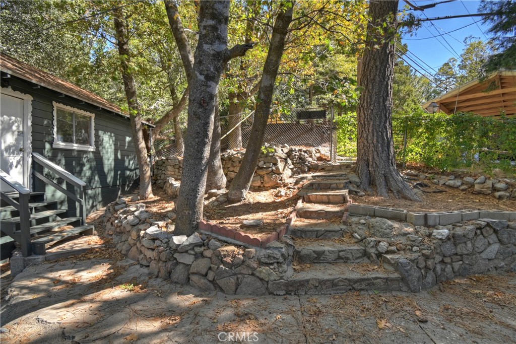 https://media.crmls.org/medias/7fe8ca75-0047-41d5-981e-160f3f45876b.jpg?preset=X-Large