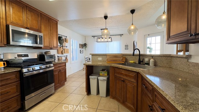 Detail Gallery Image 11 of 36 For 14750 Shadow Dr, Fontana,  CA 92337 - 3 Beds | 2/1 Baths